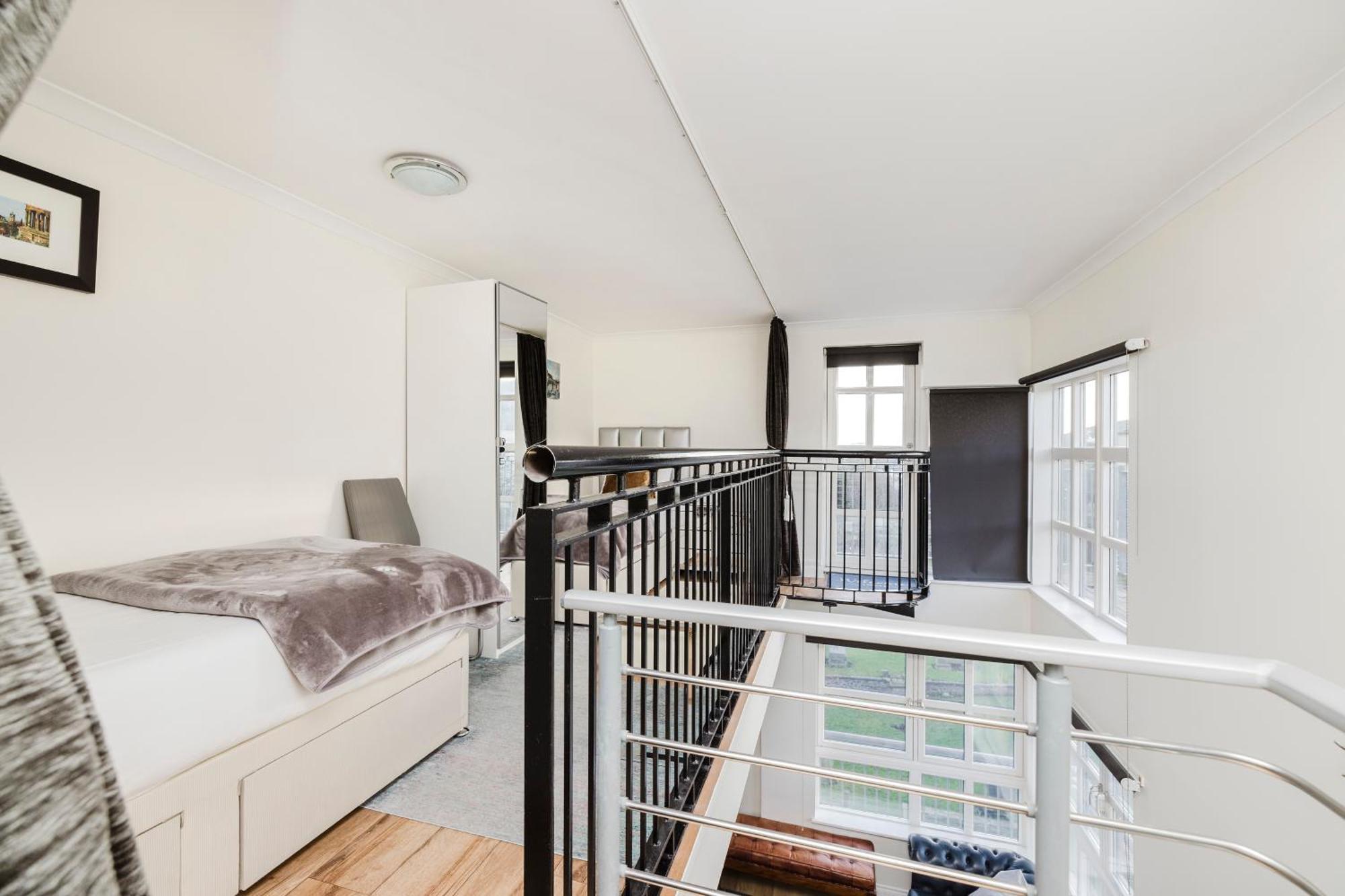 Joivy Stylish Apartment With Balcony In Old Town Единбург Екстер'єр фото
